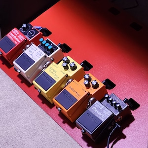 Guitar Pedal Board Digital Files - Approx 6 pedals - (12 pedal version shown) Assemble, glue, paint then Rock out@ (Pedals not included)