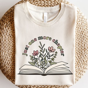 Boek met bloemen svg, nog één hoofdstuk svg, leesleraar svg, boekenliefhebber svg, boekenwurm svg, bloemenboek svg, beste leraar shirt svg