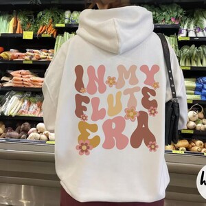 En My Flute Era Words on Back sudadera con capucha, regalo para fluatista, suéter de flautista de chicas retro, cuello redondo de músico, instructor de profesor de música