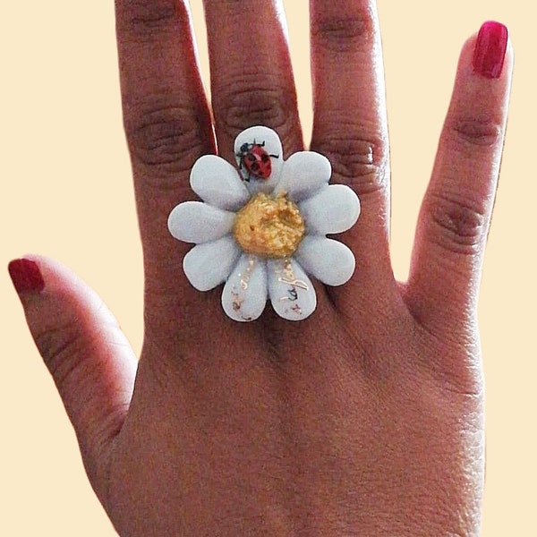 Bague fleur marguerite avec coccinelle "Je t'aime à la folie" en or - porcelaine - céramique - entièrement fait à la main en France.