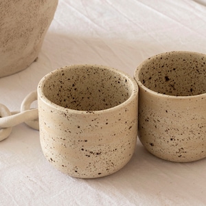 Tazza da caffè in ceramica beige: tazza da caffè in gres con pois neri da 9,5 once