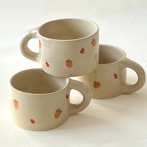 Taza de café de gres hecha a mano con temática otoñal: Cerámica de bellotas y hojas