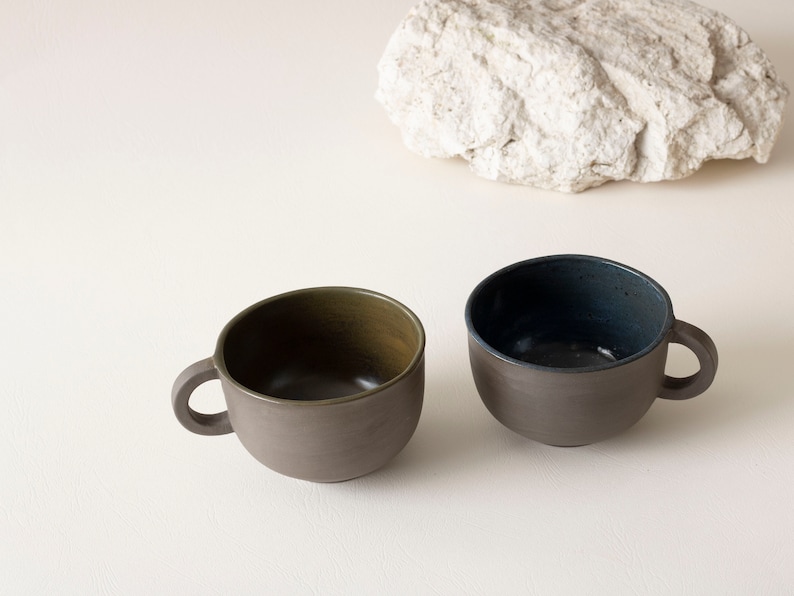 Embrace coastal charm with our Seaweed Color and Navy Blue Cup Set. The gracefully handled cups are a perfect blend of soothing seaweed hues and deep navy tones, creating a serene and sophisticated tabletop ensemble.