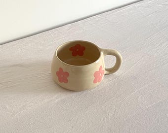 Ręcznie robiony różowy ceramiczny kubek z kwiatowym wzorem, 14-uncjowa kamionkowa filiżanka do kawy