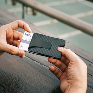 Portafoglio porta carte in fibra di carbonio con fermasoldi. Portafoglio tascabile sottile e minimalista con blocco RFID. Regalo per il marito