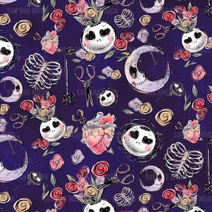 Może przedstawiać: Ciemnofioletowy wzór z twarzami w stylu Jacka Skellingtona, różami, sercami, nożyczkami i księżycami w kształcie półksiężyca. Projekt zawiera różnorodne elementy w kolorze białym, różowym i złotym, tworząc kapryśną i upiorną estetykę.