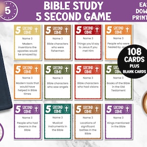 Op de afbeelding: Een set van 108 kleurrijke kaarten voor een Bijbelstudie spel genaamd "5 Second + Came". De kaarten bevatten verschillende vragen over de Bijbel, zoals "Noem 3 moderne uitvindingen waar de apostelen versteld van zouden zijn geweest" en "Noem 3 Bijbelse figuren die vissers waren".