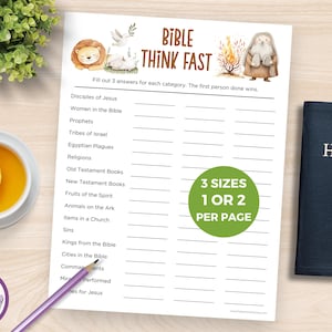 Puede incluir: Una hoja de juego imprimible de Bible Think Fast con categorías como Discípulos de Jesús y Profetas. La hoja tiene un círculo verde con el texto "3 tamaños 1 o 2 por página". Una taza de té con limón y una Biblia también están en la imagen.