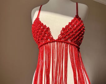 Top vermelho com franjas em macramê – Look brilhante para festivais e Ano Novo, perfeito para festas e baladas.