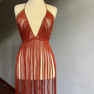 Vestido de franjas de macramê feito à mão: traje de festival boho terracota imagem 2