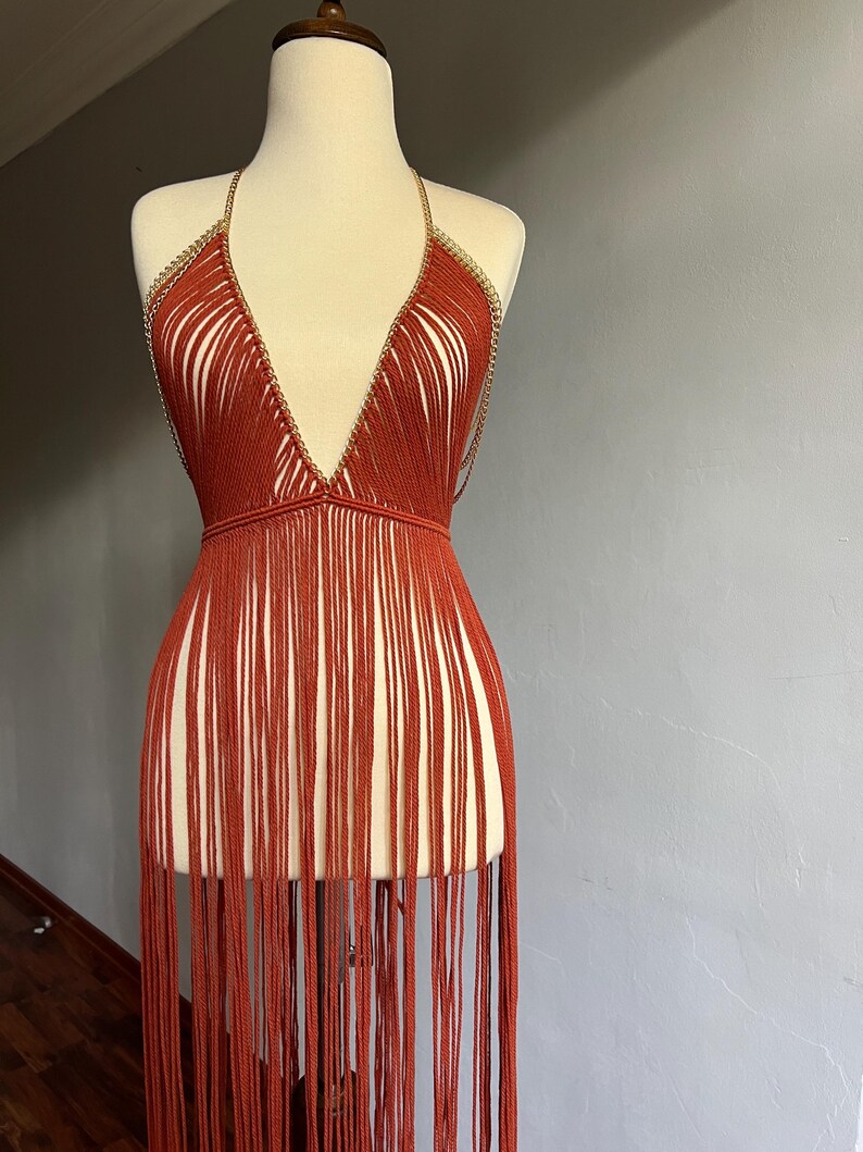 Vestido de franjas de macramê feito à mão: traje de festival boho terracota imagem 2