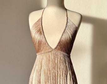 Vestido de macramé hecho a mano con flecos: atuendo bohemio para fiestas en la playa, vestido de festival con detalles dorados.