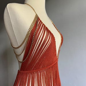 Vestido de franjas de macramê feito à mão: traje de festival boho terracota imagem 3