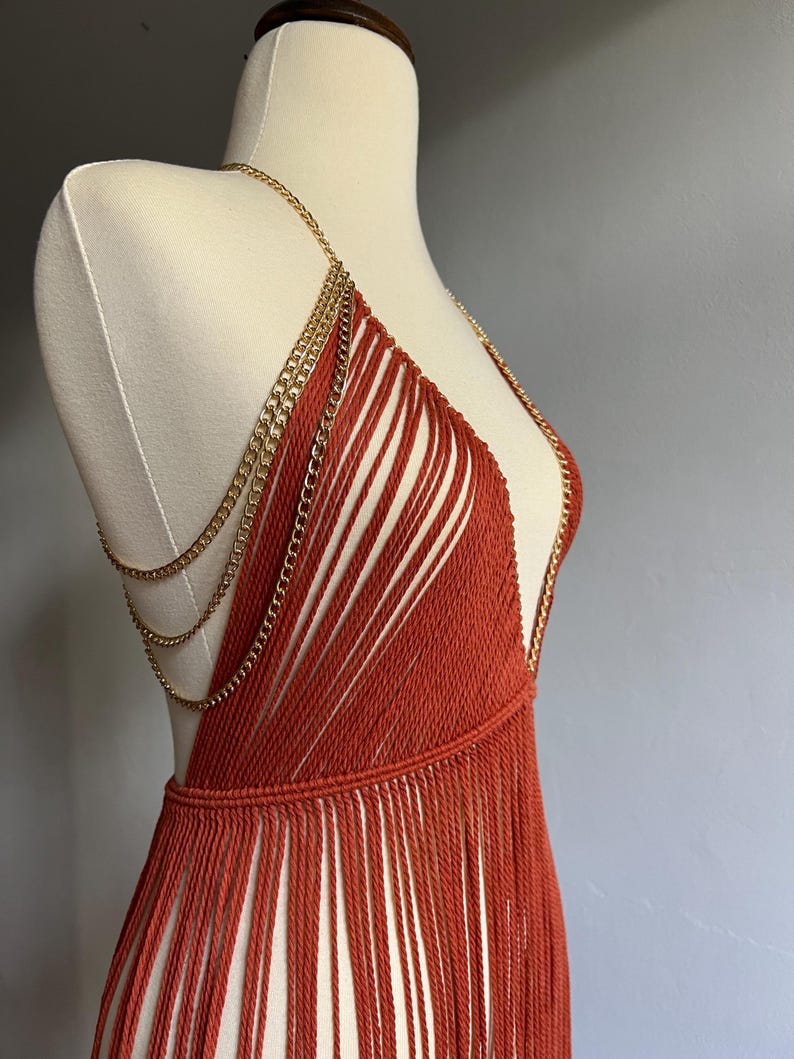 Vestido de franjas de macramê feito à mão: traje de festival boho terracota imagem 3