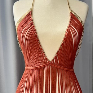 Vestido de franjas de macramê feito à mão: traje de festival boho terracota imagem 1