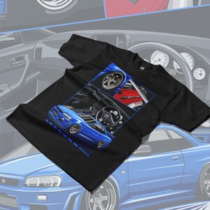 Pu&ograve; includere: Una maglietta nera con un Nissan Skyline GT-R blu stampato sul davanti. Il design presenta un collage di diversi angoli dell'auto, inclusi l'interno e il vano motore. Il testo "NISSAN" &egrave; stampato sotto l'auto.