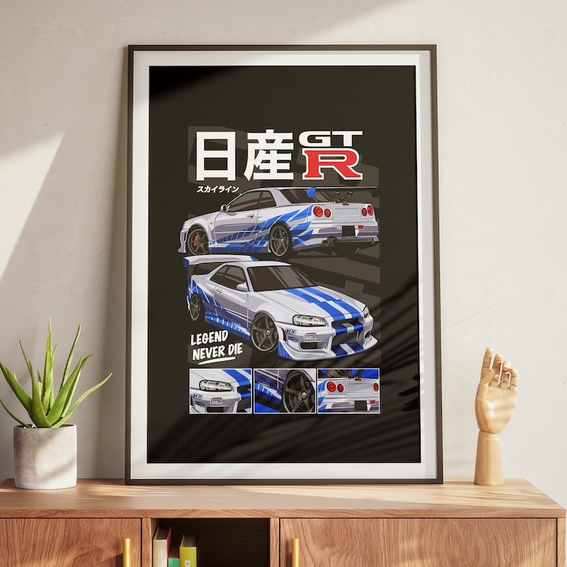 Pu&ograve; includere: Un poster in bianco e nero con una Nissan Skyline GT-R bianca con strisce da corsa blu. Il poster contiene il testo "LEGEND NEVER DIE" e "日産 GT-R" in giapponese.