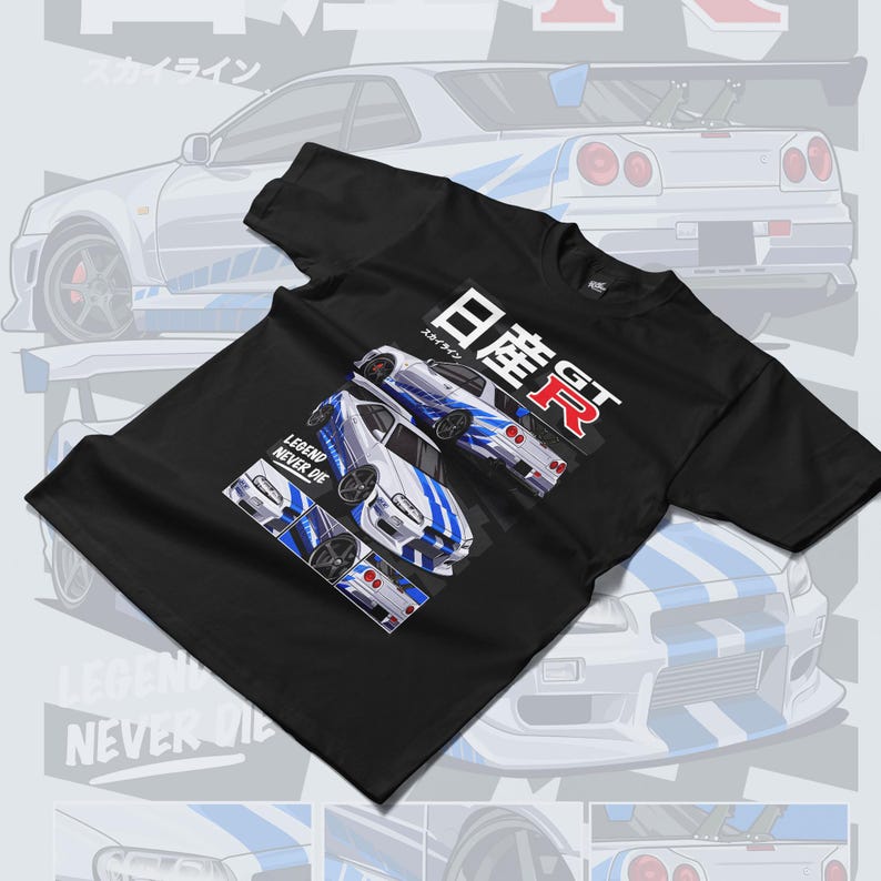 Pu&ograve; includere: Maglietta nera con una grafica bianca e blu di una Nissan Skyline GT-R. La grafica include il testo "LEGEND NEVER DIE" e "日産 GT-R".