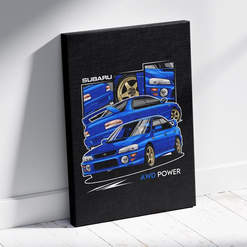 Pu&ograve; includere: Una stampa su tela nera con una Subaru Impreza blu con il testo "SUBARU" e "AWD POWER".