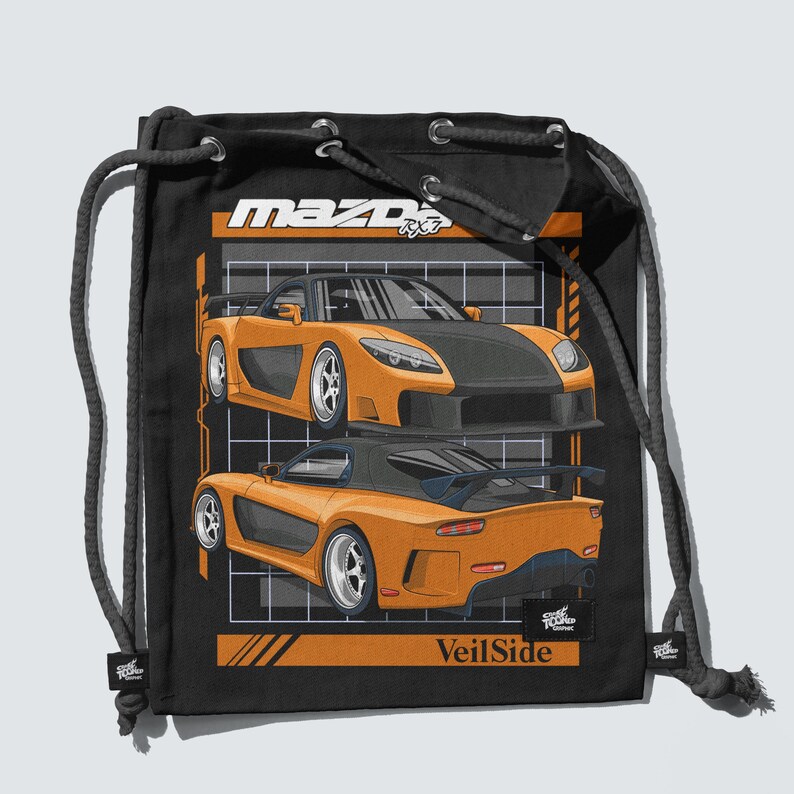 Pu&ograve; includere: Borsa a cordoncino nera con una grafica bianca di due auto Mazda RX7 VeilSide arancioni. Il testo "Mazda RX7" e "VeilSide" &egrave; stampato sulla borsa.
