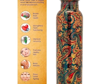 Op de afbeelding: Een koperen waterfles met een decoratief paisley patroon in groen, rood en goud. De fles heeft een bijpassende deksel. Een zijpaneel geeft de gezondheidsvoordelen van het drinken van water uit een koperen vat weer.