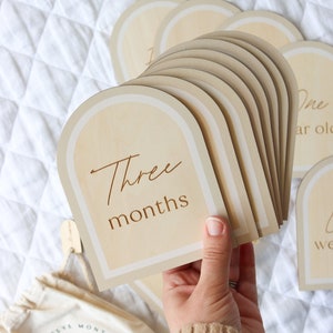 Cartes d'étape en bois pour bébé avec plaque de faire-part de naissance | Jeu de cartes Jalon bébé | Bonjour tout le monde | Cadeau baby shower | Arche | Beige