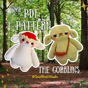 Op de afbeelding: Een digitaal PDF-patroon voor gehaakte goblins. De afbeelding toont twee pluche goblins: een witte met een rode hoed en de andere groene met een kleine oranje tas. De tekst op de afbeelding luidt "PDF PATTERN" en "THE GORBLINS".