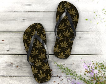 Chanclas con hojas de cannabis en varios colores, hojas beige sobre fondo negro, sandalias de marihuana, zapatos con hojas de marihuana, chanclas de hierba, calzado para fumetas, 420