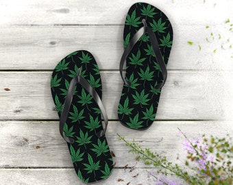 Sandalias de marihuana, zapatos con hojas de marihuana, chanclas de hierba, calzado para fumetas, chanclas con hojas de cannabis 420 en varios colores, hojas verdes sobre fondo negro.