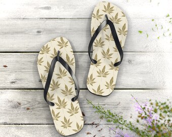 Chanclas con hojas de cannabis en varios colores, hojas beige sobre fondo tostado, sandalias de marihuana, zapatos con hojas de marihuana, chanclas de hierba, calzado para fumetas, 420