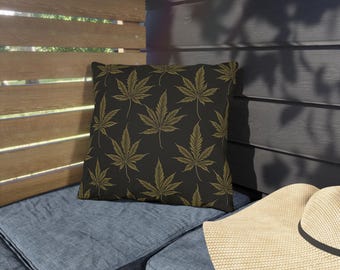 Cojines de exterior con hojas de cannabis, estampado de hojas beige sobre fondo negro, cojines decorativos con temática de marihuana, decoración para patio o terraza.