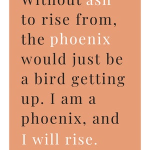 Può includere: Una citazione motivazionale su uno sfondo color pesca: "Senza cenere da cui risorgere, la fenice sarebbe solo un uccello che si alza. Io sono una fenice, e risorgerò." - Winston Schmidt