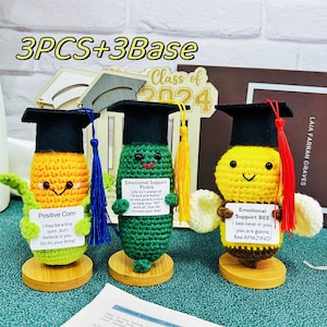 Leuke gehaakte augurken, positieve maïs, afstudeerhoedjes met kwastjes, augurk met emotionele steun, gedenkwaardig afstudeercadeau, afgestudeerde hommel