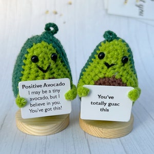 Joli ornement avocat au crochet, Aliments au crochet fait main, Peluche avec cartes positives, Accessoires au crochet personnalisés, Amigurumi Avocat, Rentrée des classes