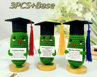 Crochet Graduation Cup Pickle Geschenk-Set, emotionale Unterstützung, Geschenke für bestandene Abschlussfeier