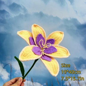 Handgefertigte gehäkelte gelbe und lila Lilienblumen, gestrickter Blumenstrauß, Lehrer / Freunde / Jahrestag / Geburtstagsgeschenk, dankbar / Danke Geschenke