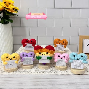 7 STUKS schattige handgemaakte gehaakte hartset: regenboog, rood, roze, oranje, blauw, paars, geel-pocket knuffels en liefdesberichten, het geschenk van liefde, cadeau voor haar/hem