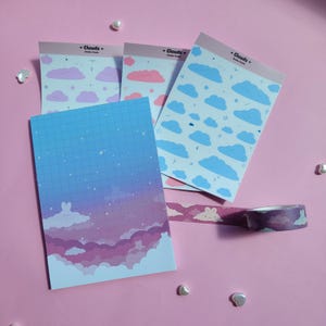 Zestaw artykułów piśmienniczych Bunny Clouds, ładny, fioletowo-różowy - notatnik, naklejki w kształcie chmurek i kawaii taśma washi, pakiet/torba