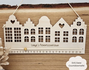 Puede incluir: Un calendario de adviento de madera con forma de fila de casas con un corazón recortado en cada casa. El calendario tiene una cuerda para colgar y una línea de números con cuentas para contar los días hasta Navidad. El texto "Lenya's Adventscountdown" está grabado en el calendario. El texto "SVG Datei Countdowntafel" está escrito en la superficie de madera debajo del calendario.