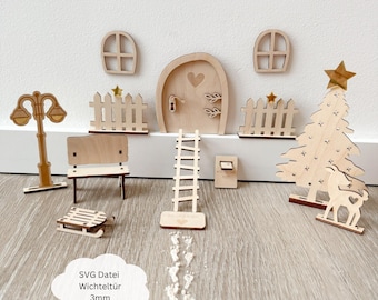 Puede incluir: Una puerta de hadas de madera con una ventana en forma de corazón, una pequeña escalera, un banco, una farola, un árbol de Navidad con un ciervo y dos vallas de madera. La puerta está decorada con una cerradura y un corazón. El árbol de Navidad tiene una estrella dorada en la cima. El texto "SVG Datei Wichteltür 3mm" está escrito en una nube blanca.