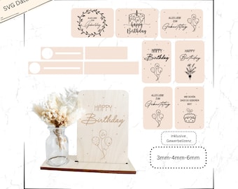Peut inclure: Un ensemble de fichiers numériques SVG avec des motifs d'anniversaire et du texte comme Happy Birthday et Alles Liebe zum Geburtstag. Inclut un support en bois avec un vase en verre contenant des fleurs séchées et des ballons.