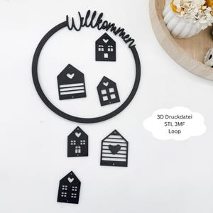 Könnte beinhalten: Schwarze Wanddekoration aus Holz mit dem Wort "Willkommen" und einem kreisförmigen Rahmen. Im Inneren des Rahmens befinden sich hausförmige Ausschnitte mit verschiedenen Fenster- und Herzmotiven. Der Text "3D Druckdatei STL 3MF Loop" ist ebenfalls vorhanden.