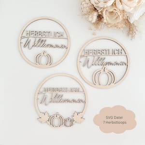 Könnte beinhalten: Drei runde Holzschilder mit dem Text "Herbstlich Willkommen" und einem Kürbis-Ausschnitt. Die Schilder befinden sich auf einem weißen Hintergrund mit einem Strauß getrockneter Blumen in der oberen rechten Ecke. Der Text "SVG Datei 7 Herbstloops" befindet sich in einer Wolkenform in der unteren rechten Ecke.