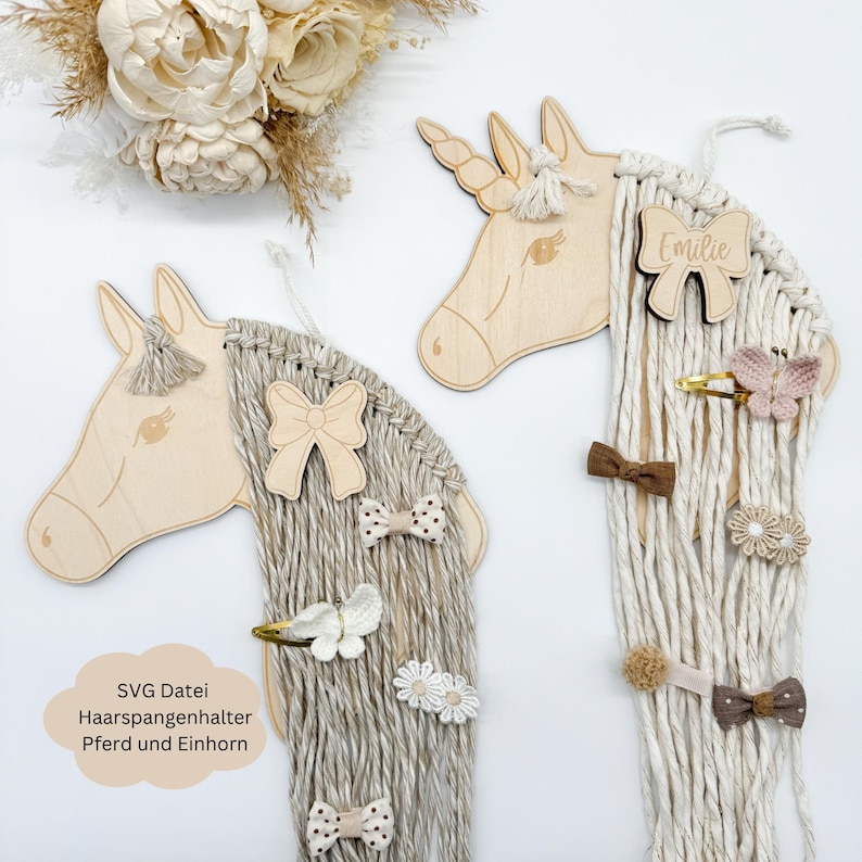 Pu&ograve; includere: Porta-fermagli per capelli in legno a forma di testa di cavallo e unicorno con capelli in filato beige. L'unicorno ha il nome "Emilie" inciso.
