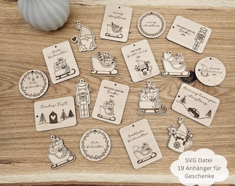 Puede incluir: Un conjunto de 19 etiquetas de regalo de Navidad de madera con varios diseños, que incluyen un trineo, un cascanueces, un árbol de Navidad y un coche. Las etiquetas están cortadas con láser y tienen un acabado de madera natural. El texto en las etiquetas incluye "Feliz Navidad", "Frohes Fest", "Driving Home for Christmas", y "Wichteln".