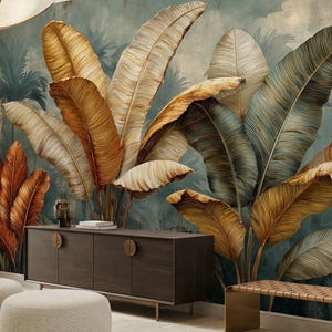 Könnte beinhalten: Innenraum mit einem großen Wandbild tropischer Blätter in Gold-, Braun- und Grüntönen. Das Wandbild ist der Mittelpunkt, ergänzt durch einen dunklen Holzschrank, eine Bank und zwei runde Hocker. Eine große, runde Leuchte hängt von der Decke.