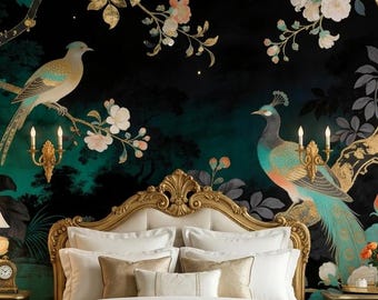 Carta da parati con pavone in stile Chinoiserie color smeraldo intenso, murale con rami dorati e fiori scuri.