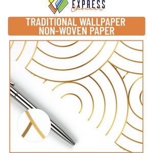 Pode incluir: Papel de parede branco n&atilde;o tecido com um padr&atilde;o geom&eacute;trico dourado. A imagem inclui um close-up do design do papel de parede e uma caneta prateada. O texto diz "TRADITIONAL WALLPAPER NON-WOVEN PAPER".