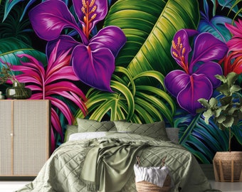 Puede incluir: Un dormitorio con una colcha verde y un papel tapiz de estampado tropical con grandes flores moradas y hojas verdes.
