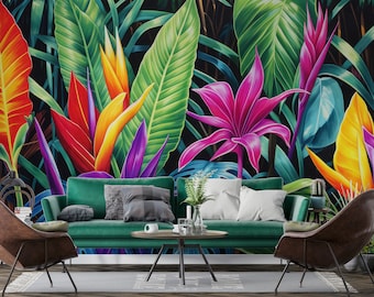 Puede incluir: Una sala de estar con un sofá verde y dos sillas marrones. La pared está decorada con un gran mural de plantas y flores tropicales en tonos rojos, naranjas, amarillos, morados y verdes.